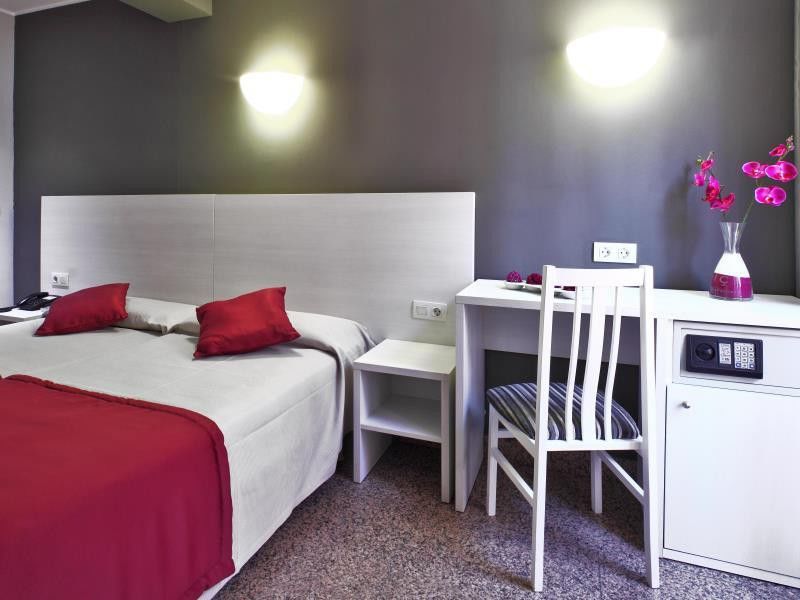 โฮเทล นูเอโว ทริอุนโฟ Hotel บาร์เซโลนา ภายนอก รูปภาพ